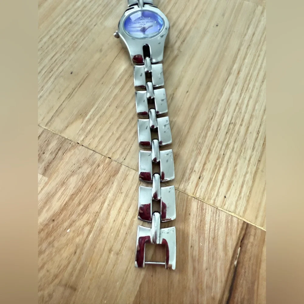 Armitron ladies blue holographic dial silver tone watch NEW BATTERY